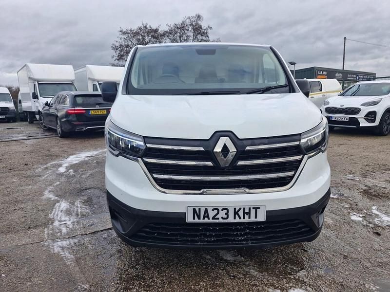 Begagnad Renault Trafic Business 2023 Vit Minibuss
