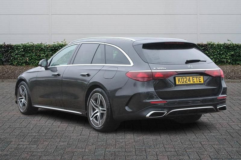 Usado Mercedes E300 Advanced 313 HP (230 kW) 2024 Cinzento Carrinha