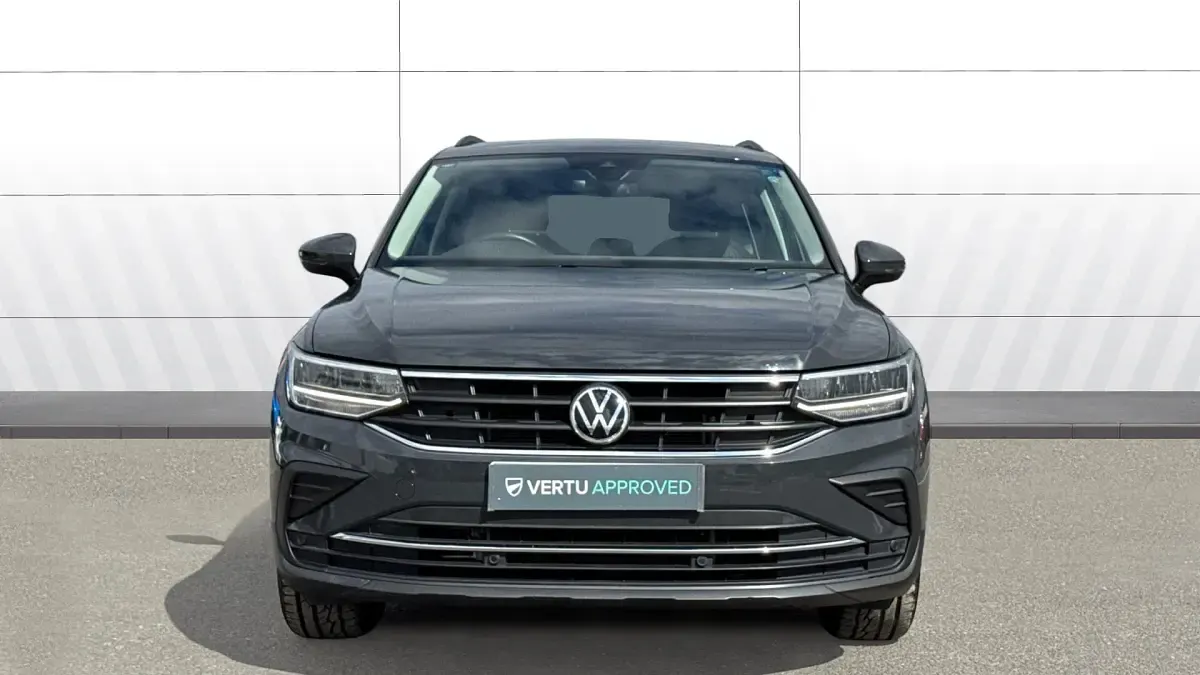 Usado VW Tiguan Life 150 CV (110 kW) 2021 Gris SUV