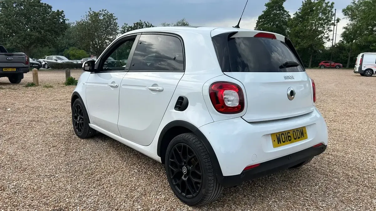 Used Smart ForFour 90 HP (66 kW) 2016 White Hatchback