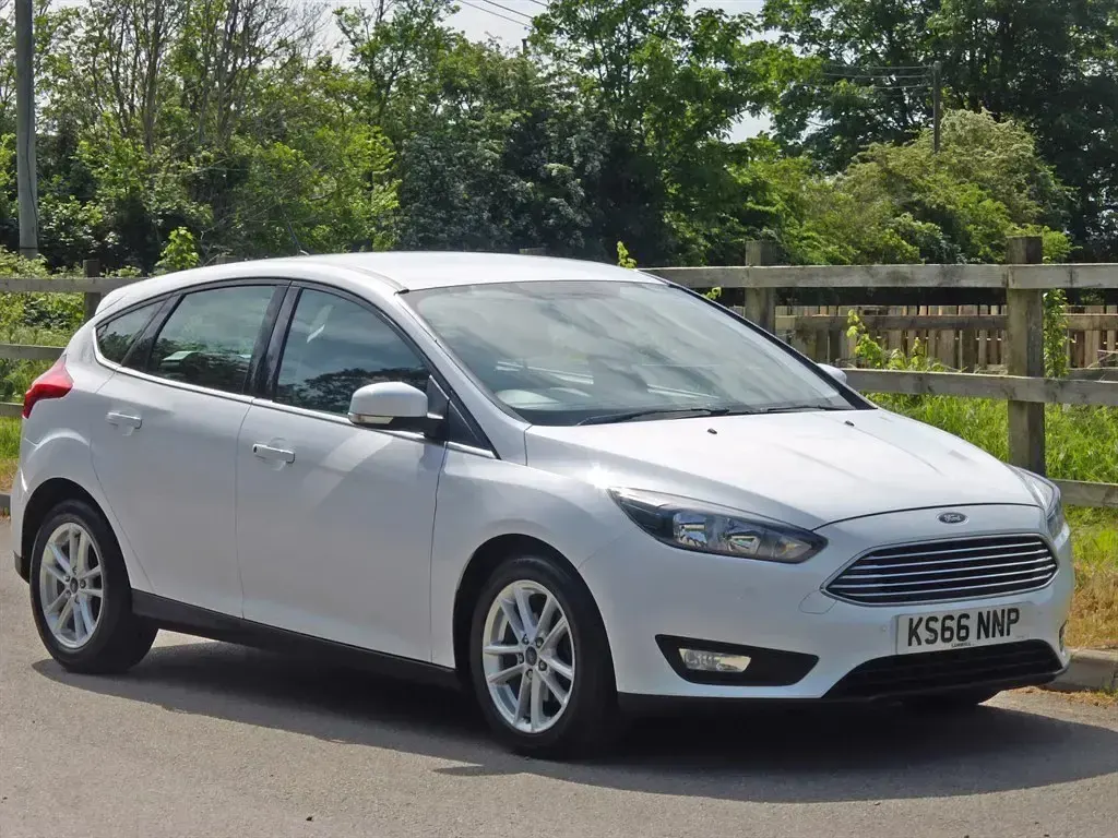 Used Ford Focus Zetec 2016 Frozen white Hatchback