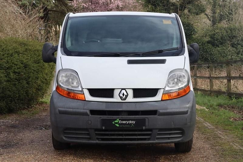 Used Renault Trafic 100 HP (73 kW) 2005 White MPV