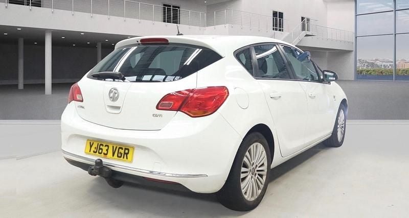 Used Vauxhall Astra 2013 White Hatchback