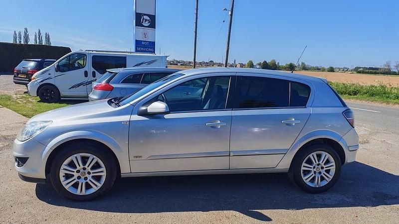 Used Vauxhall Astra Design Edition 2007 Silver Hatchback