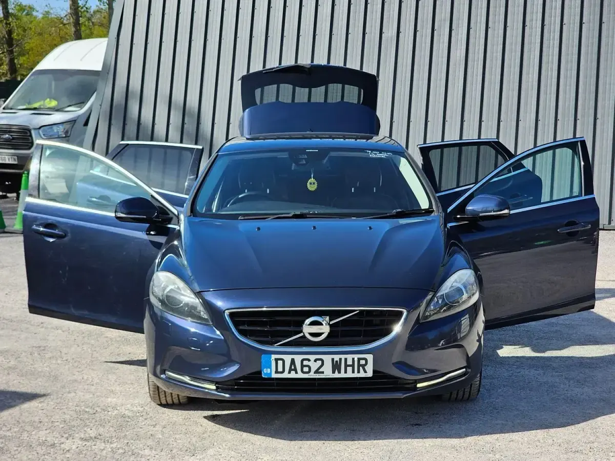 Begagnad Volvo V40 SE Lux 2013 Blå Halvkombi