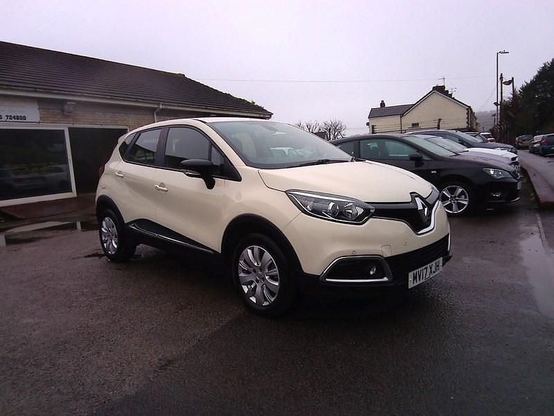 Used Renault Captur Expression+ 90 HP (66 kW) 2017 Cream SUV