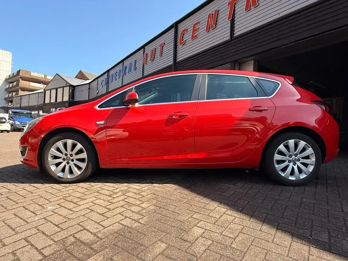 Used Vauxhall Astra Elite 2014 Red Hatchback