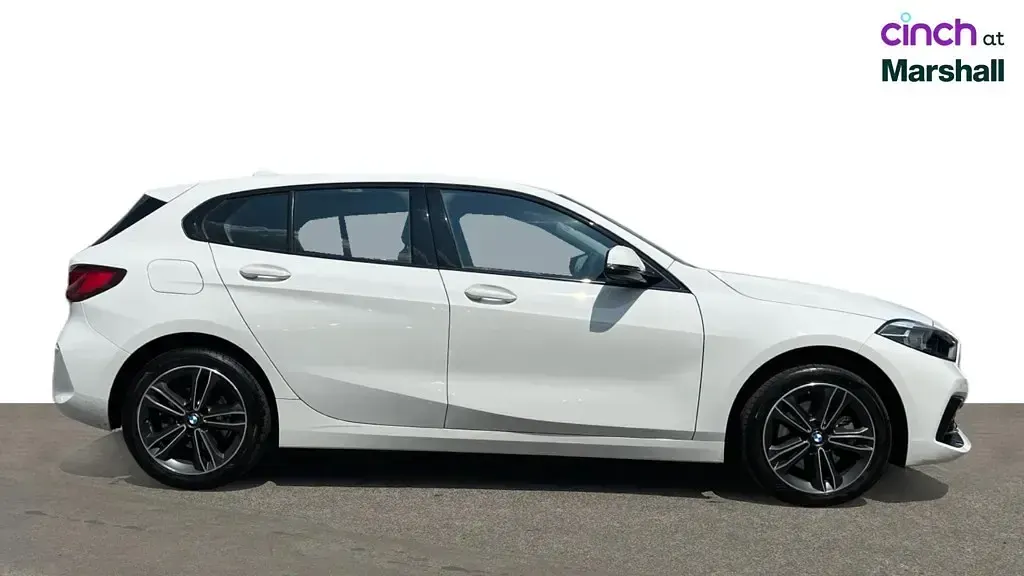 Used BMW 118 Sport Line 136 HP (100 kW) 2024 White Hatchback