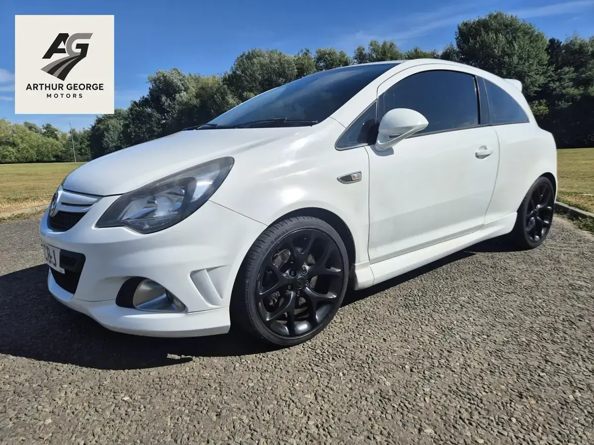 Used Vauxhall Corsa 192 HP (141 kW) 2013 White Hatchback