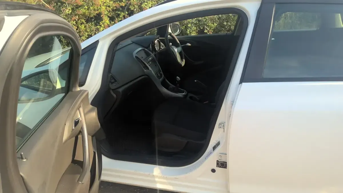 Used Vauxhall Astra 2017 White Estate