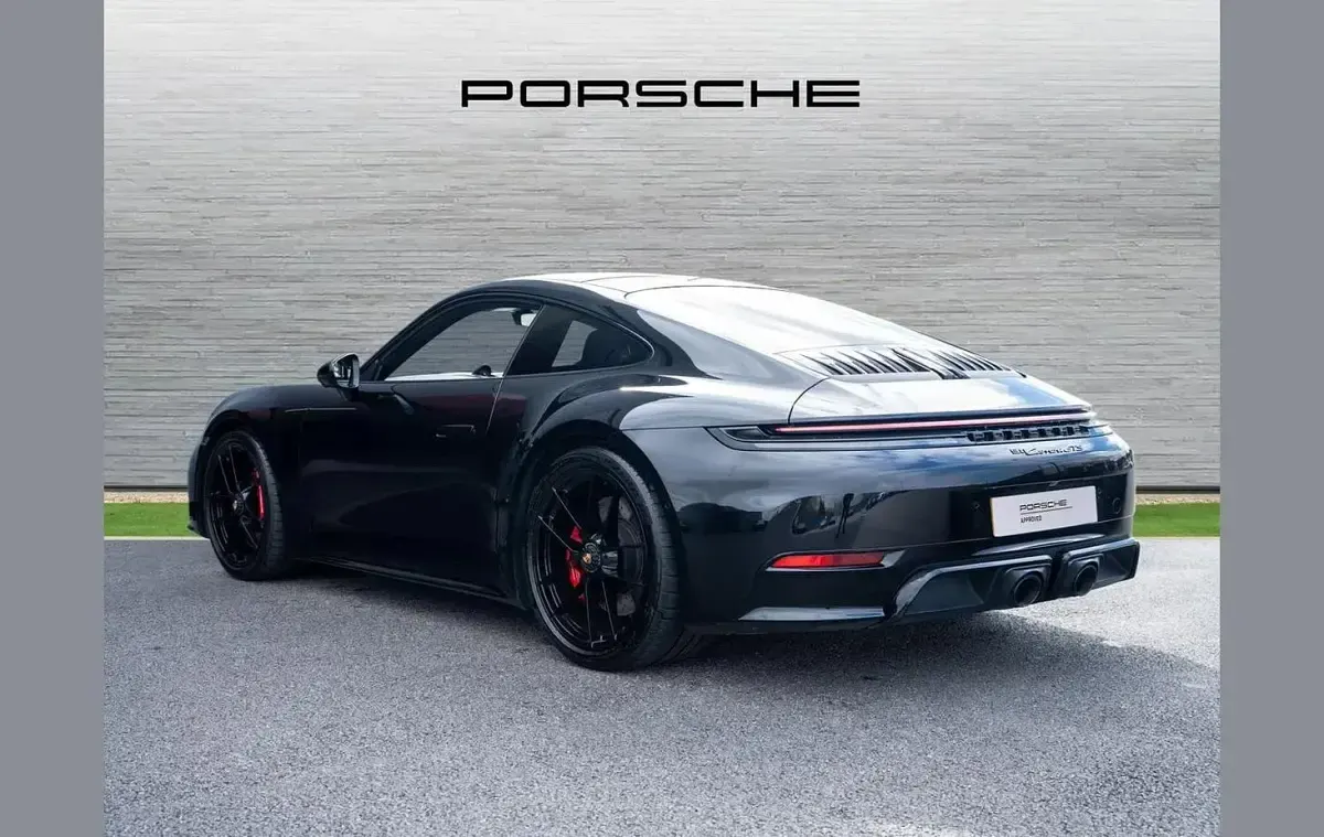 Begagnad Porsche 911 534 HK (392 kW) 2025 Svart Sportkupé