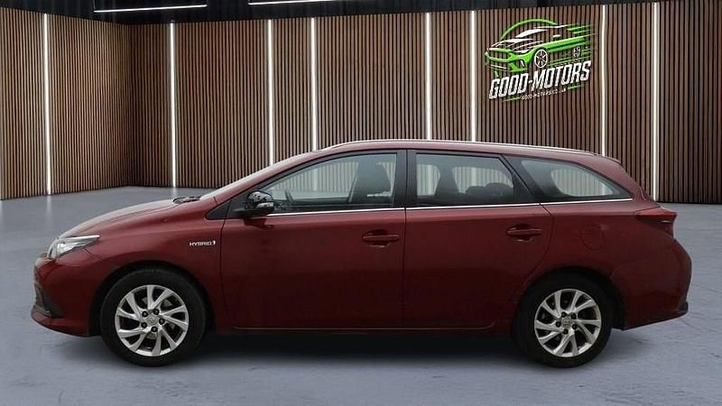 Used Toyota Auris Hybrid 136 HP (100 kW) 2018 Red Estate