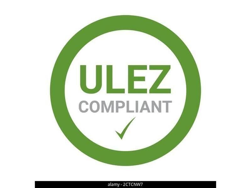 Used Volvo V40 Momentum 120 HP (88 kW) 2018 Blue Hatchback