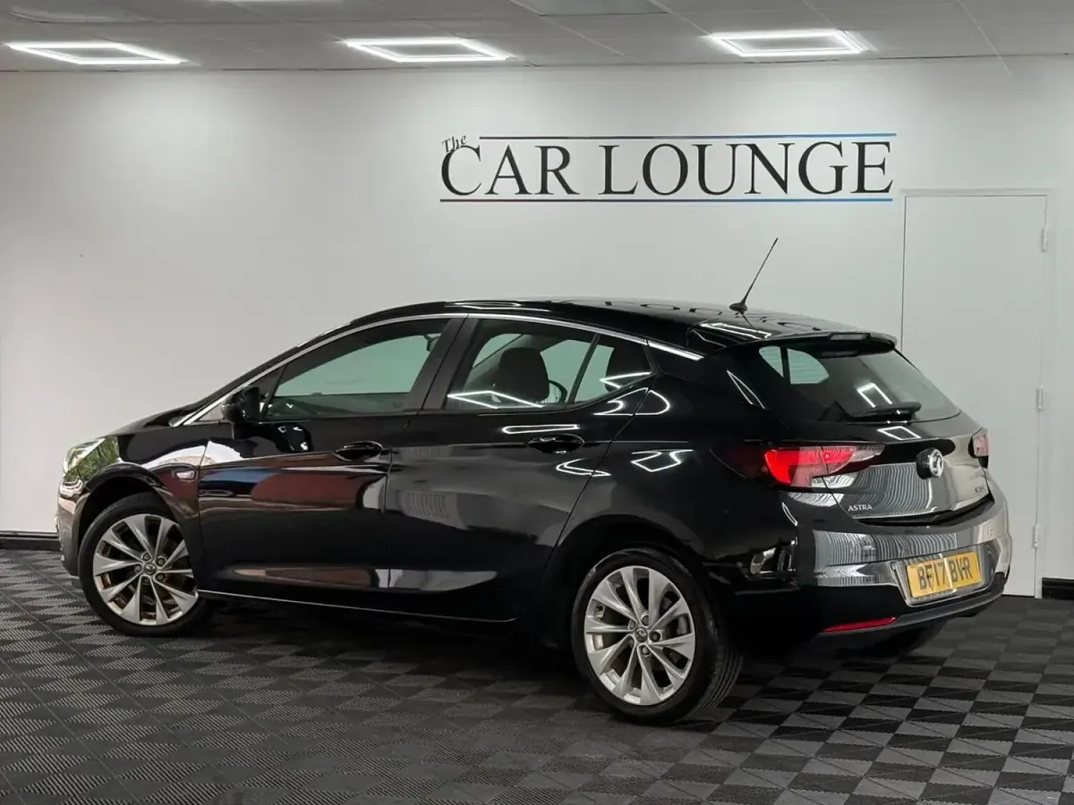 Used Vauxhall Astra Design Edition 105 HP (77 kW) 2017 Black Hatchback