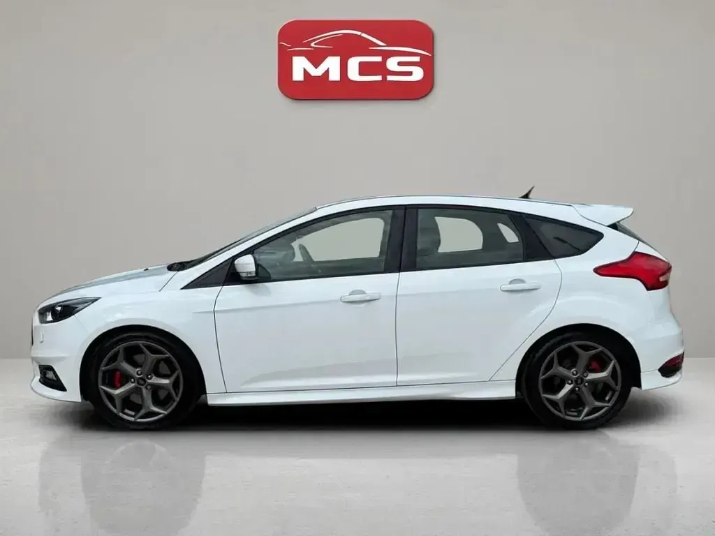 Usado Ford Focus ST 250 HP (183 kW) 2017 Branco Citadino