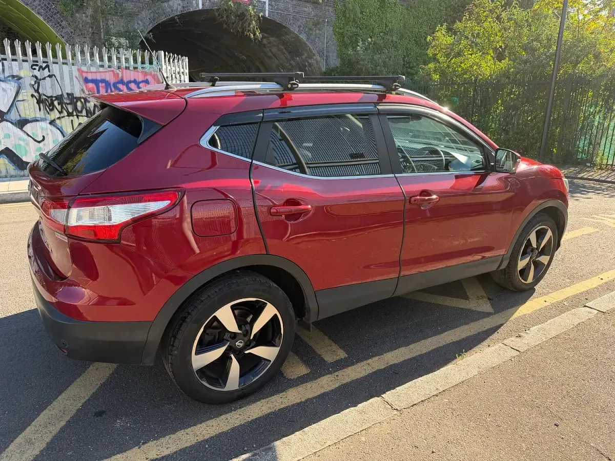 Używany Nissan Qashqai N-Connecta 115 KM (84 kW) 2017 Czerwony SUV