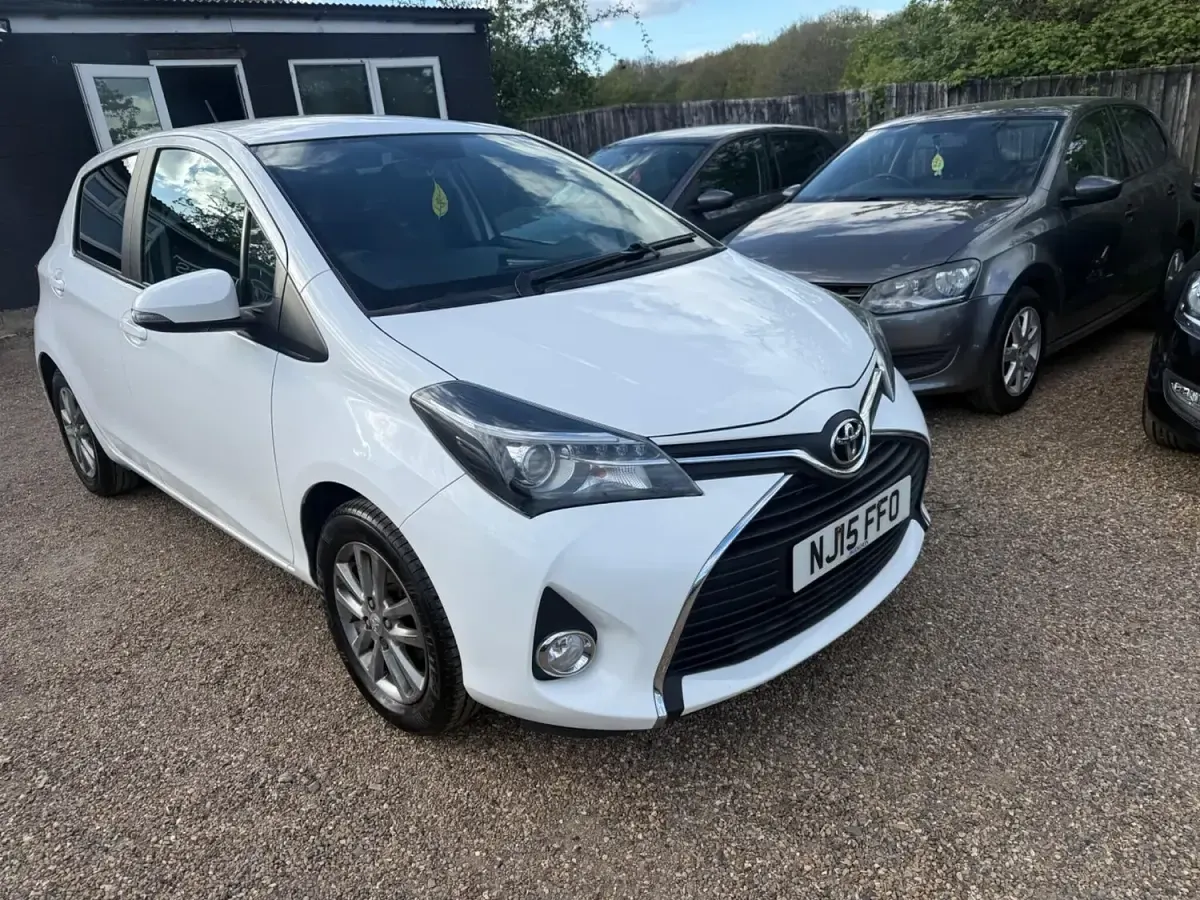 Used Toyota Yaris 99 HP (72 kW) 2015 White Hatchback