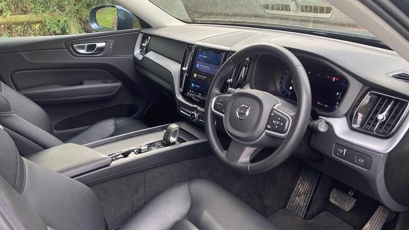 Used Volvo XC60 Momentum 194 HP (142 kW) 2022 Blue SUV