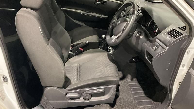 Used Suzuki Swift SZ4 94 HP (69 kW) 2012 White Hatchback