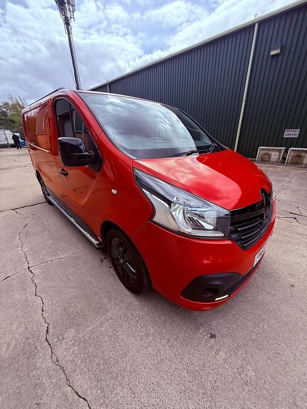 Used Renault Trafic 2016 Red MPV
