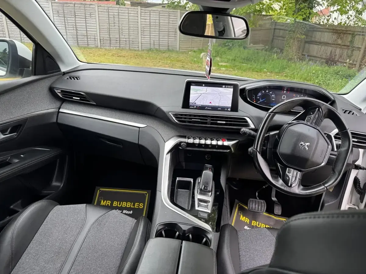 Usado Peugeot 5008 Allure 130 HP (95 kW) 2021 Branco SUV