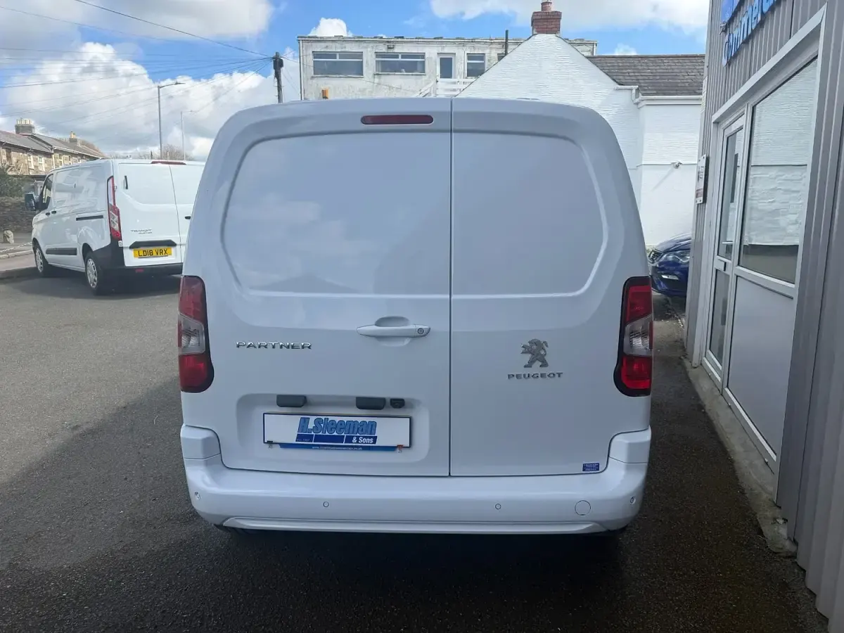 Used Peugeot Partner Premium 131 HP (96 kW) 2023 White MPV