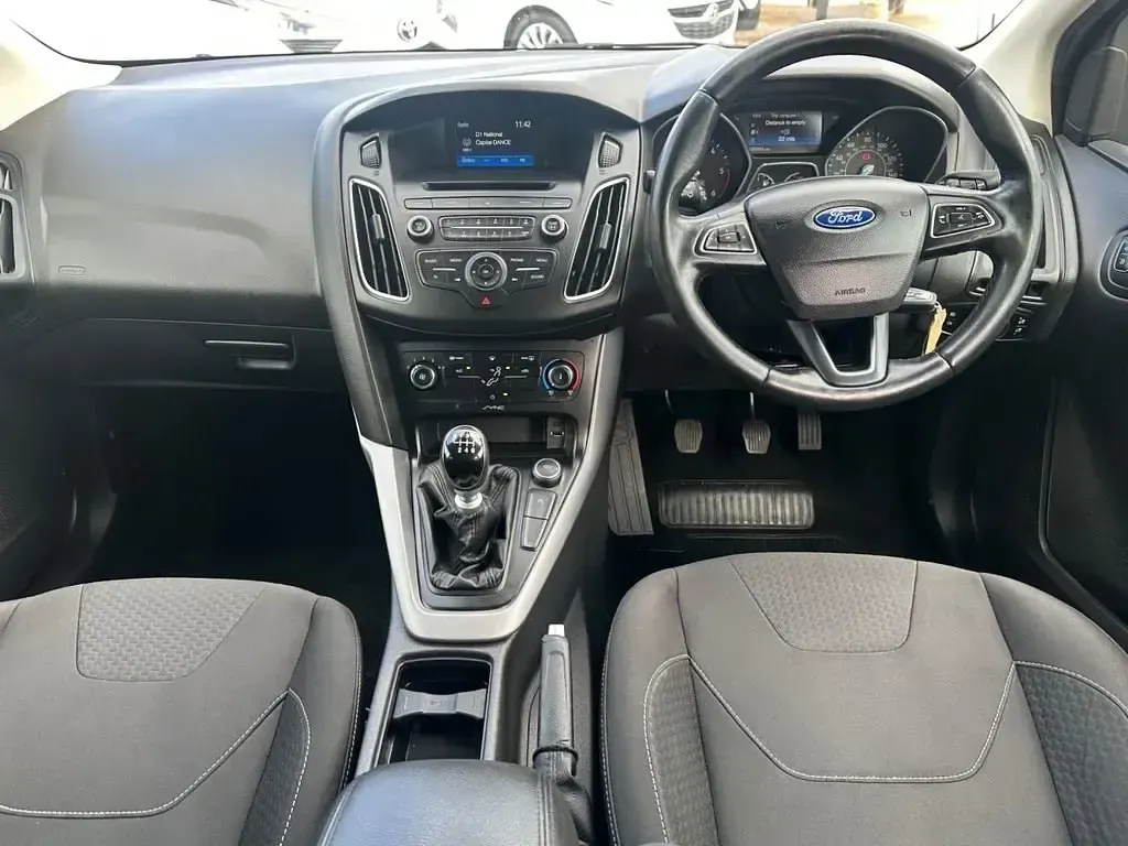 Begagnad Ford Focus Zetec 115 HK (84 kW) 2015 Röd Halvkombi