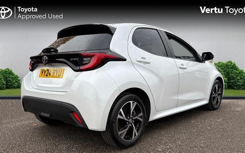 Used Toyota Yaris Hybrid Design 116 HP (85 kW) 2024 White Hatchback