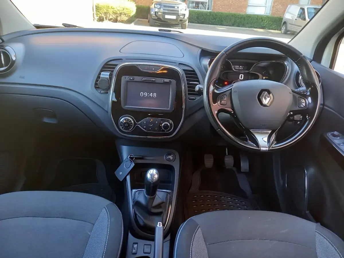 Used Renault Captur Dynamique 90 HP (66 kW) 2014 Cream SUV