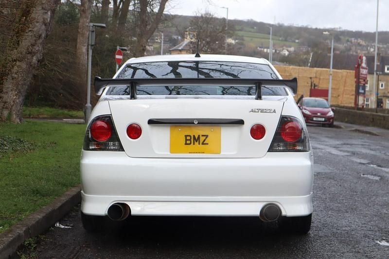 Used Toyota Altezza Edition 2000 White Sedan