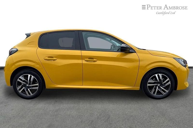 Used Peugeot 208 Allure+ 99 HP (72 kW) 2023 Yellow Hatchback