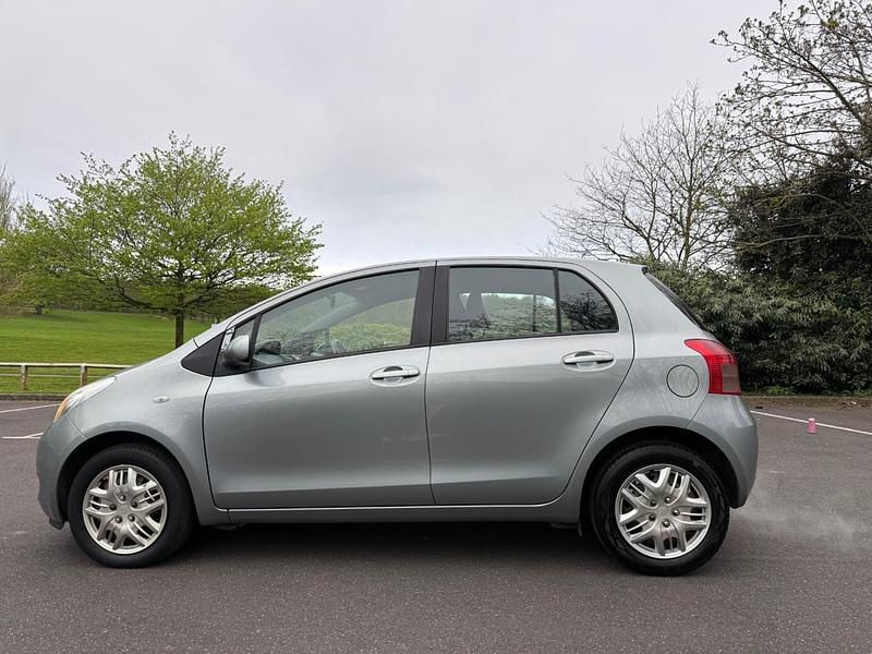 Used Toyota Yaris T3 85 HP (62 kW) 2006 Silver Hatchback