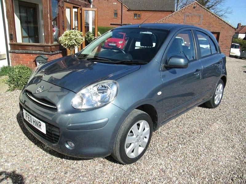Begagnad Nissan Micra Acenta 2011 Silver Halvkombi