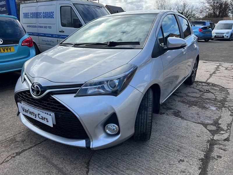 Used Toyota Yaris Design 99 HP (72 kW) 2016 Silver Hatchback