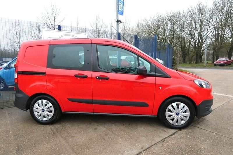 Usado Ford Transit S 74 CV (54 kW) 2017 Rojo Familiar