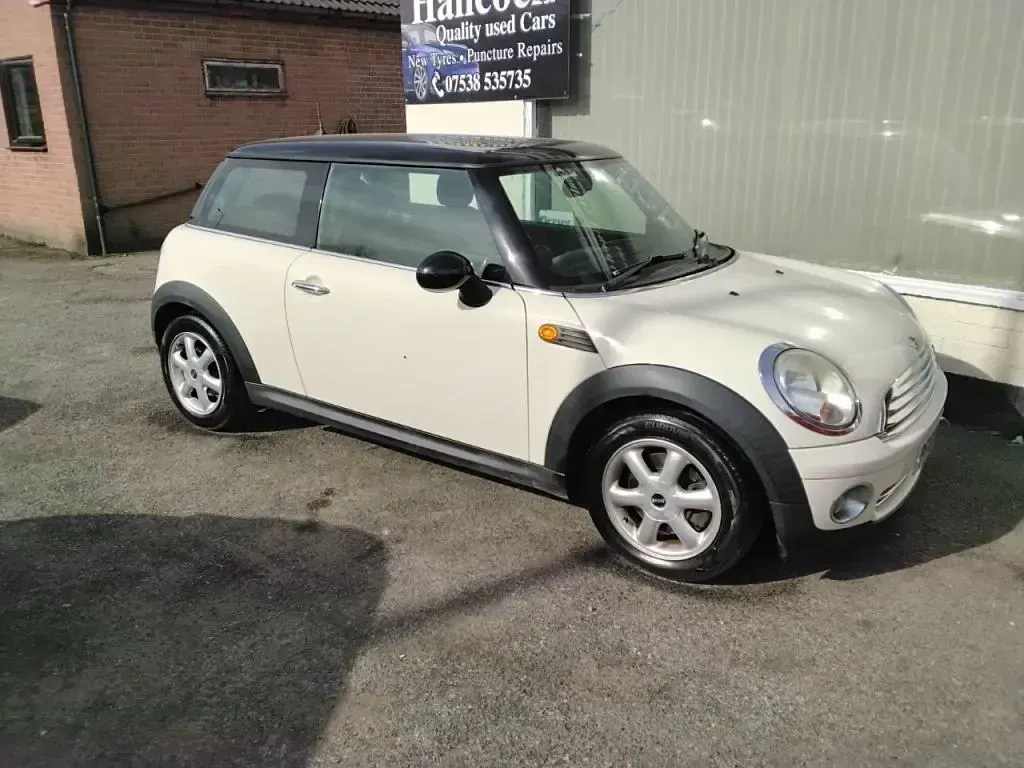 Used Mini Cooper Hatch 122 HP (89 kW) 2010 White Hatchback