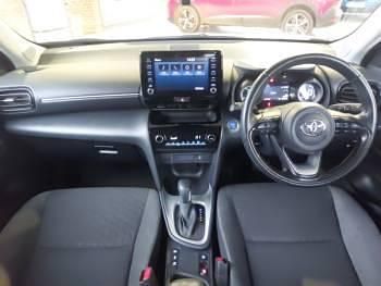 Used Toyota Yaris Hybrid 116 HP (85 kW) 2023 White Estate