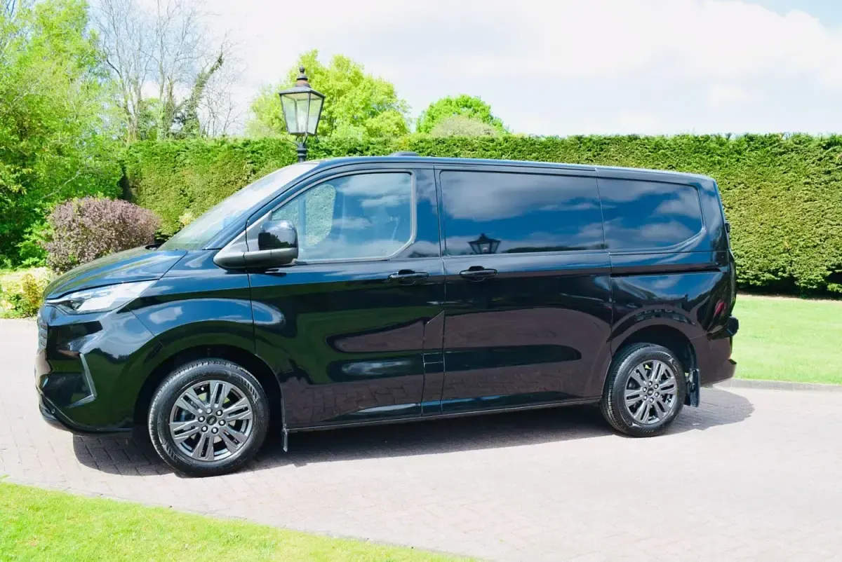 Usado Ford Transit Custom Limited 170 CV (125 kW) 2025 Negro Van