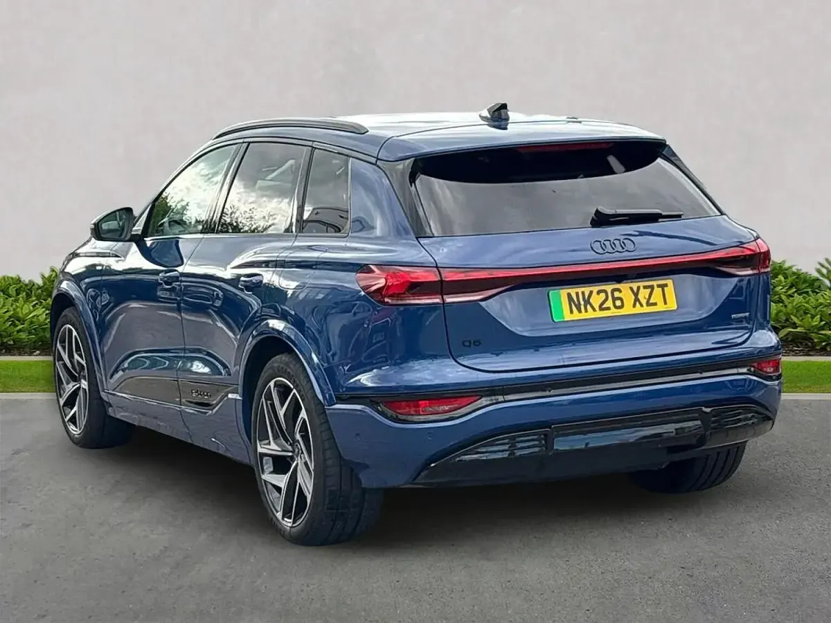 Begagnad Audi e-tron Business 284 kW (387 HK) 2026 Blå SUV