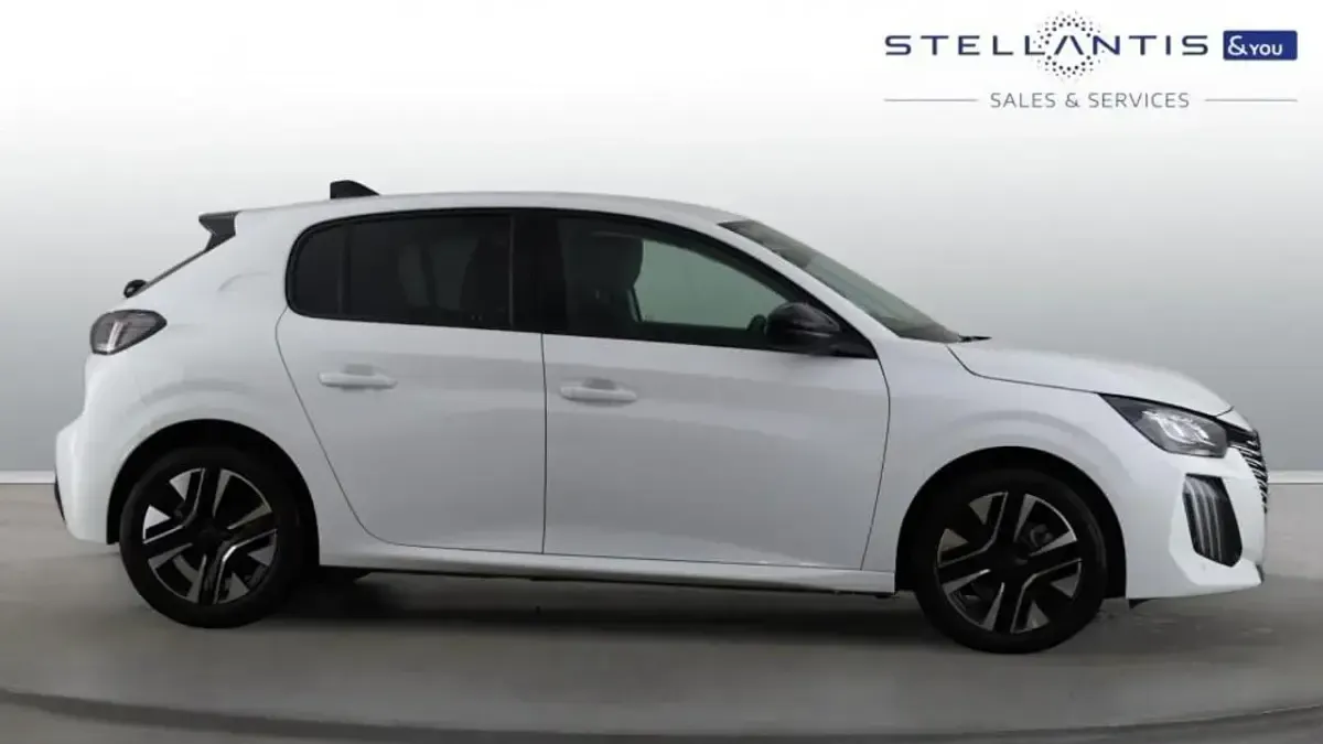 Used Peugeot 208 Allure 99 HP (72 kW) 2024 White Hatchback