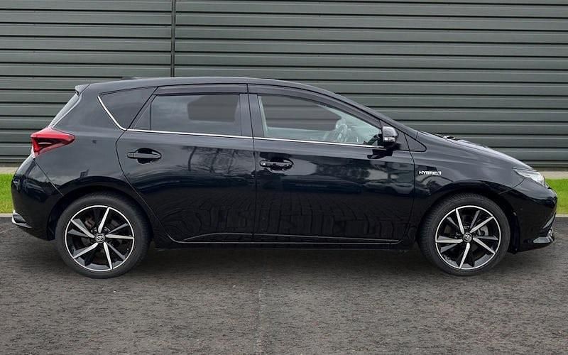 Used Toyota Auris Hybrid Design 136 HP (100 kW) 2019 Hatchback