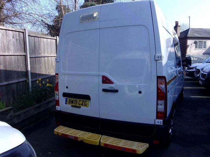 Second-hand Vauxhall Movano 130 CP (95 kW) 2019 Alb Monovolum