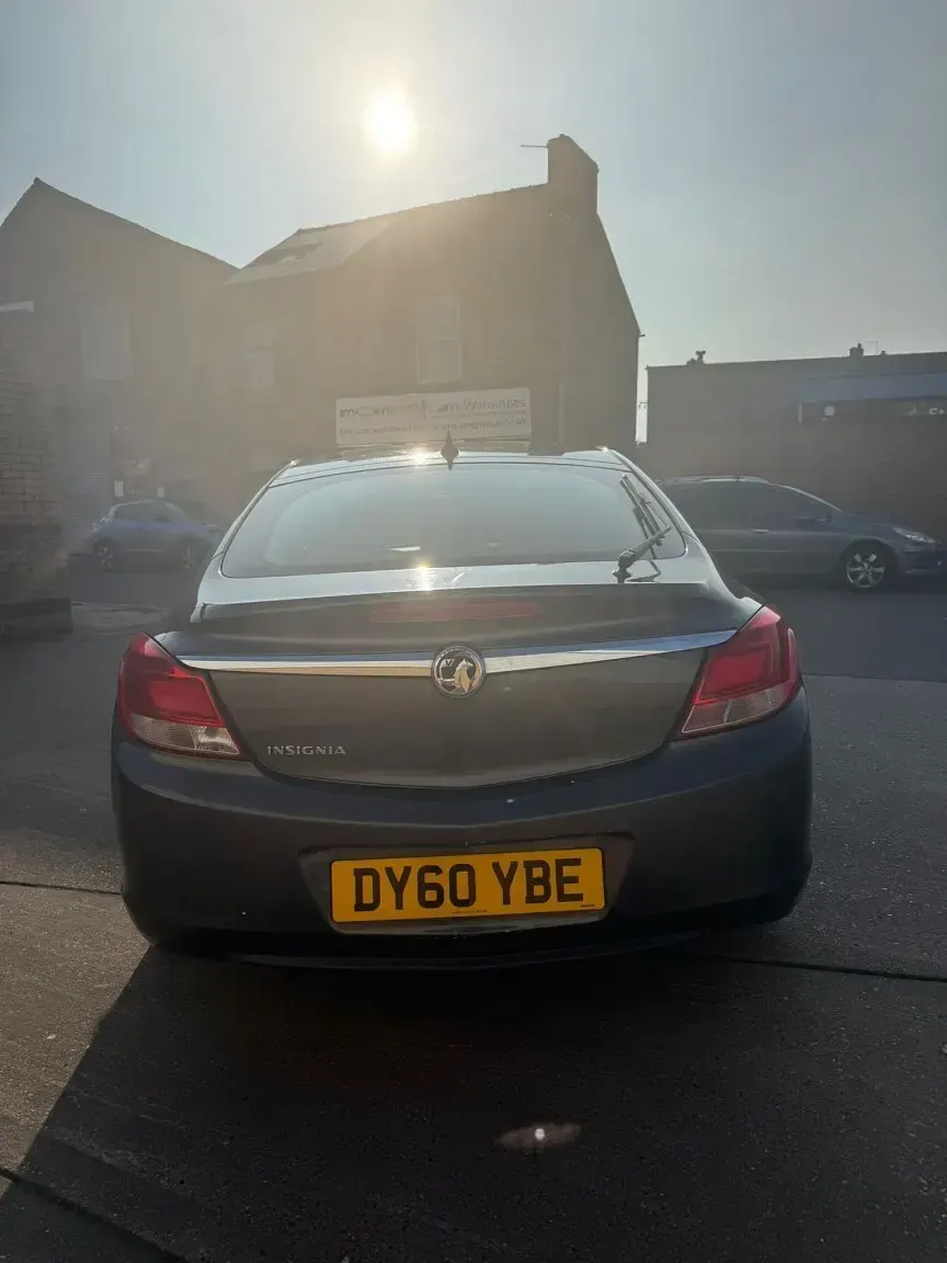 Begagnad Vauxhall Insignia SRi 140 HK (102 kW) 2010 Grå Halvkombi
