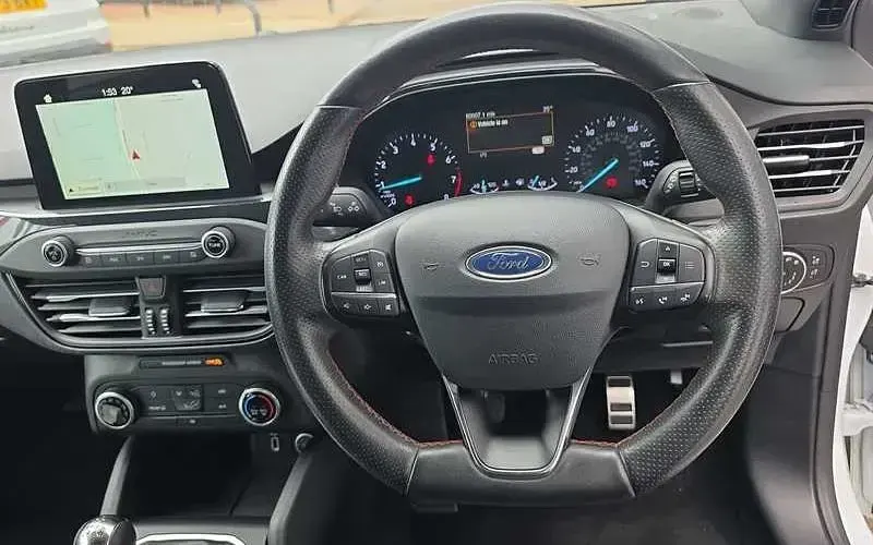 Used Ford Focus ST-Line 125 HP (91 kW) 2019 White Hatchback