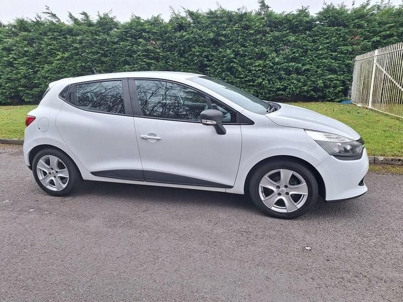 Used Renault Clio IV Expression+ 75 HP (55 kW) 2015 White Hatchback