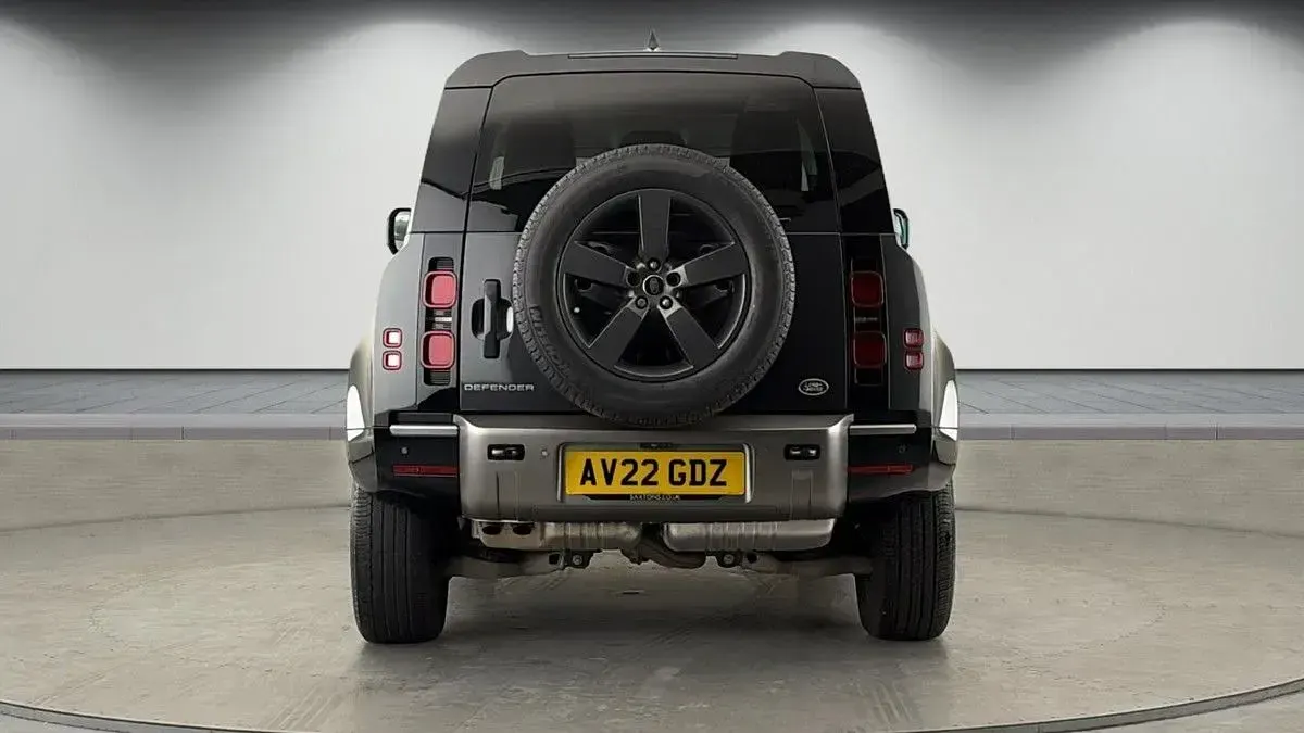 Used Land Rover Defender HSE Dynamic 250 HP (183 kW) 2022 Carpathian grey SUV