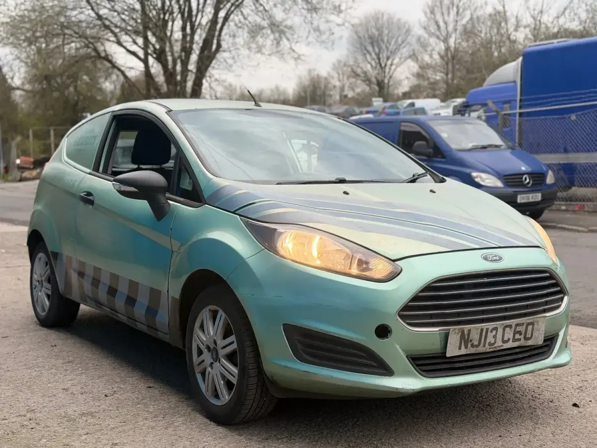 Usado Ford Fiesta 75 CV (55 kW) 2013 Turquesa Van