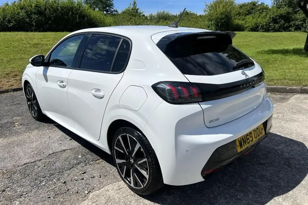 Used Peugeot 208 Allure 99 HP (72 kW) 2020 White Hatchback