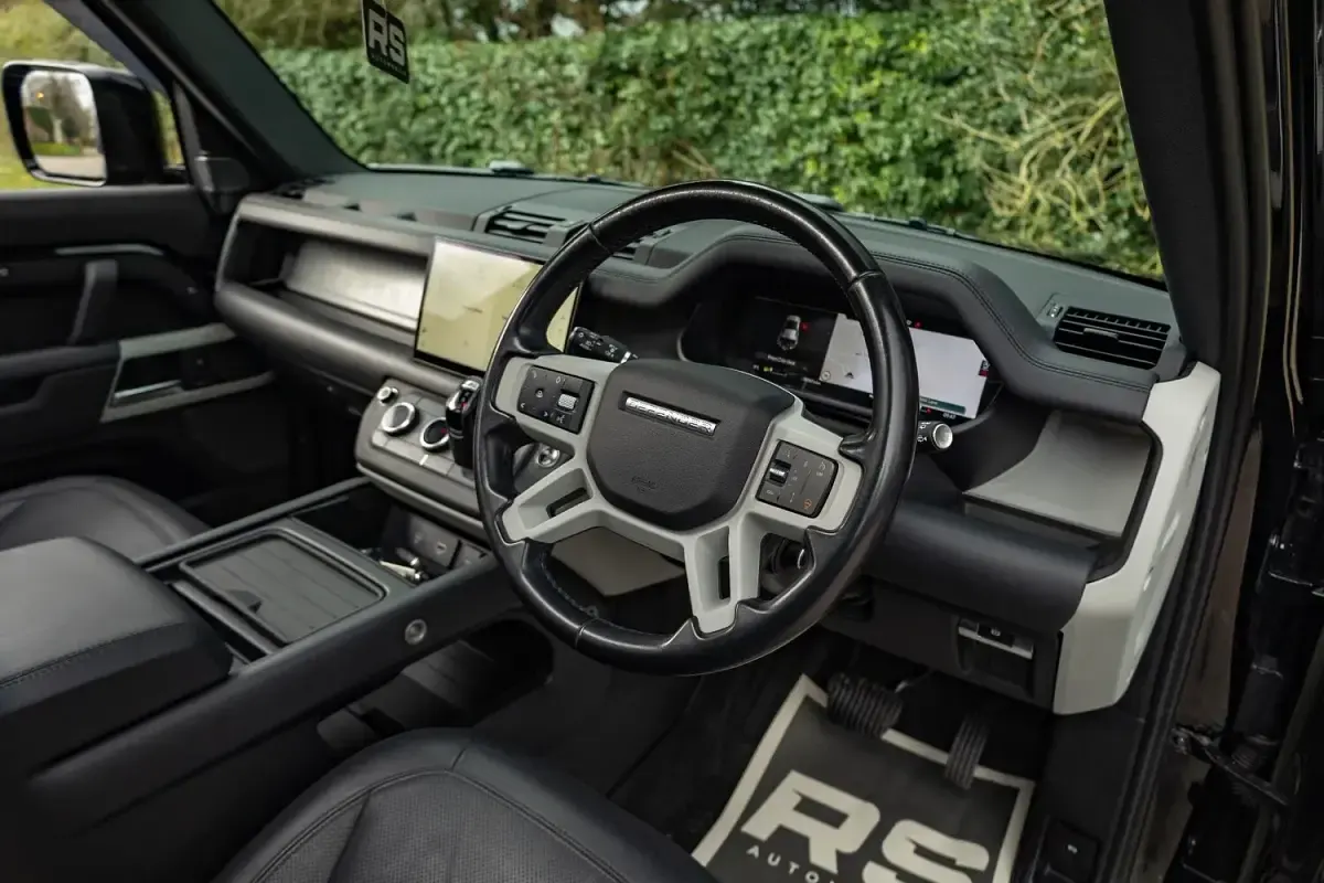 Used Land Rover Defender HSE 300 HP (220 kW) 2023 Black SUV