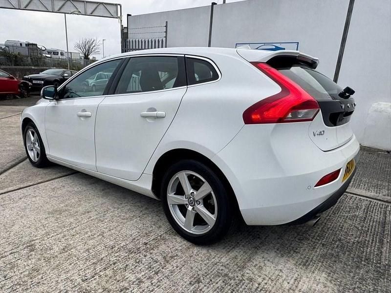 Used Volvo V40 SE 150 HP (110 kW) 2012 White Hatchback